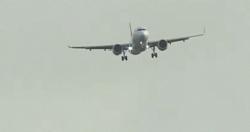 رياح العاصفه يونيس تتلاعب بالطائرات اثناء الهبوط فى مطار هيثرو فيديو