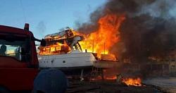 السيطره على حريق بلنش بحرى للصيد فى ميناء الاتكه بالسويس دون اصابات