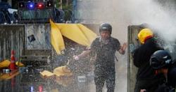 شرطه تايلاند يستخدم الغاز المسيل للدموع لتفريق مئات المحتجين فى بانكوك