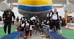 8 رياضيين يسحبون اضخم طائره شحن في العالم ويسعون لدخول موسوعه جينيس صور