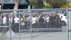 إصابة 30 سجينًا في أعمال شغب بمركز اعتقال في لوس أنجلوس