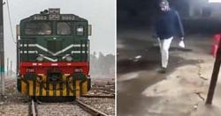 سائق قطار باكستانى يوقف رحلته لشراء اللبن اعرف حصله ايه فيديو