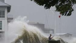 اعصار ايدا الامريكي يغير ناحية مجرى نهر المسيسيبي للوراء فيديو