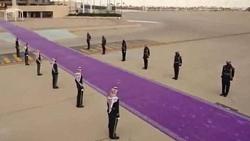 المملكة العربية السعودية تختار اللون البنفسجي على سجادة الاحتفالية لاستقبال فيديوهات الضيوف