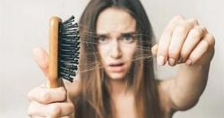 علاج تساقط الشعر والأدوية قم بتضمين الزبادي والبيض والتوت في نظامك الغذائي