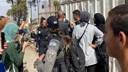 اصابات واعتقالات في اعتداء للاحتلال على المقبره اليوسفيه بالقدس