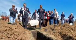 تنظم المدينة الروسية بطولة لتسريع حفر القبور ، وفاز الفريق في 38 دقيقة فيديو