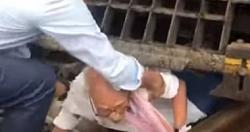 بسبع ارواح عجوز هندى ينجو من الموت دهسا تحت القطار باعجوبه فيديو