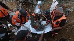 بشكل عاجل انتشال جثة طفله من أنقاض منزل في قطاع غزة