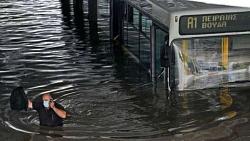 غرق مدينه بالكامل وفيضانات وعواصف تضرب اليونان