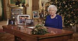 ملكه بريطانيا تقطع تورته عيد ميلادها بطريقه غريبه فيديو