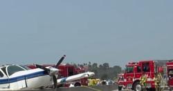 اصطدمت الطائرة بسيارة على طريق سريع في ولاية كاليفورنيا مقاطع الفيديو والصور