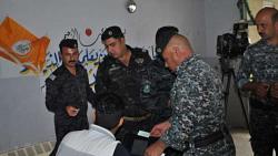 عسكريو العراق يدلون باصواتهم في التصويت الخاص بالانتخابات البرلمانيه