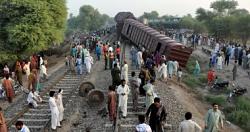 مصرع 30 شخصا واصابه 40 اخرين فى تصادم قطارين بباكستان