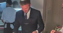 بيكهام يظهر عن مهاره جديده فى تزيين الطعام داخل المطبخ فيديو وصور