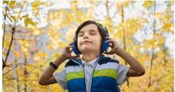 امنع طفلك من استخدام سماعات الراس تصيبه بفقدان السمع والخرف