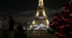 احتفلت باريس بعيد ميلاد اليونسكو باستضافة عرض ضوئي على برج إيفل فيديو