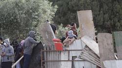 عاجل ولقي عشرات الفلسطينيين خنقا في مواجهة الاحتلال