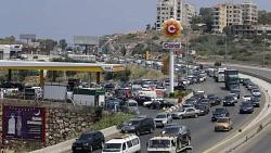 اللبنانيون يقطعون الطرق ووسائل احتجاجا على رفع سعر البنزين فيديو