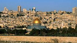 في لقائه ، احتل الفرس القدس وبدأ عمر بن الخطاب عمر بن الخطاب في إعادة بنائها
