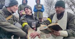ارتباط رغم انف الظروف اوكرانيان بالجيش يتزوجان عند نقطه تفتيش صور