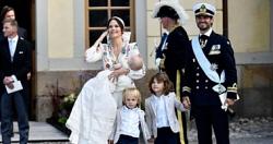 في معمودية الأمير الصغير ، تهيمن الأزهار على مظهر الأميرة السويدية