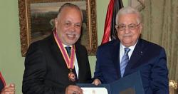الرئيس الفلسطينى محمود عباس يمنح اشرف زكى اعلى وسام ثقافى فى فلسطين