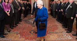 تقديم الجوائز لكلبها والكاميرا سر الكشف عن محتويات حقيبة يد الملكة اليزابيث