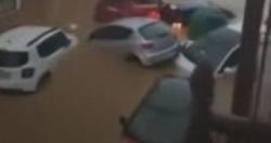 واغرقت الفيضانات مدينة اسبانية وغرقت عشرات السيارات تحت الماء فيديو