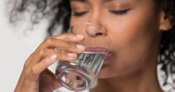 6 فوائد لشرب الماء على معدة فارغة يطرد السموم ويطهر القولون