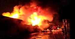 السيطرة على حريق في مصنع للبلاستيك في أوسيم دون وقوع إصابات