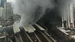 عاجل انفجار بالقرب من محطه قطار تبعه حريق هائل في لندن فيديو