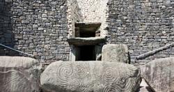 ربط اكتشاف مقبره بايرلندا باهرامات الجيزه لجذب انتباه العالم