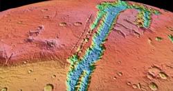 اكتشاف اثار حفر غريبه فى سهل بركانى على سطح المريخ فيديو وصور